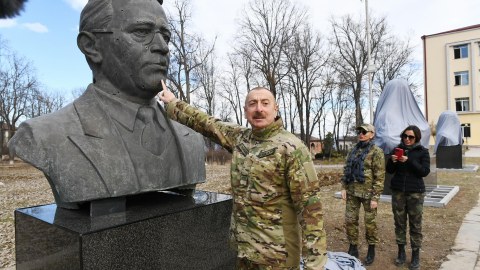 Prezident güllələnmiş heykəlləri Şuşaya QAYTARDI