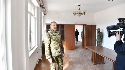 İlham Əliyev Şuşada Büllbülün ev muzeyini ziyarət etdi