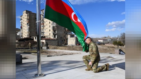 İlham Əliyev Şuşada Azərbaycan bayrağını ucaltdı - FOTO