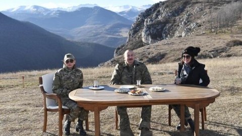 Prezident və ailəsi Cıdır düzündə paxlava ilə çay içdi - VİDEO