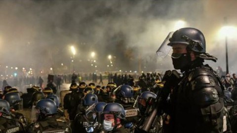 Fransada etirazçılar 12 polisə xəsarət yetirdilər