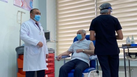 Oqtay Şirəliyev əhalini vaksin vurdurmağa çağırdı 