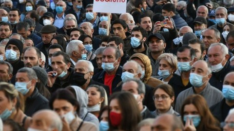 İrəvan qarışdı: "Satqın Nikol, istefa!"
