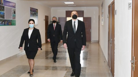 Prezident iki məktəbdəki şəraitlə tanış oldu - FOTO