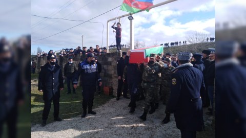 Ana yeganə oğlunun nəşinə QURBAN KƏSDİ 