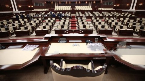Milli Məclis Aparatının katiblik rəisi DƏYİŞDİ 