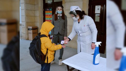 Azərbaycanda 2 şagird, 7 təhsil işçisi koronavirusa yoluxdu
