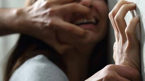 Gürcüstanda 18 yaşlı qız polisin ona cinsi zorakılıq etdiyini dedi