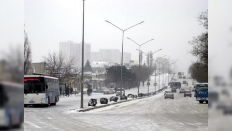 Qarlı havaya görə bəzi məktəblərdə dərslər təxirə salındı