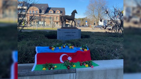 Qarabağ atı abidəsinin önündə Xocalı soyqırımının qurbanları yad edilib