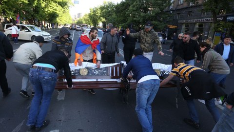 Müxalifət Yerevanın mərkəzi küçələrini bağladı