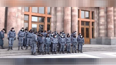 Yerevanda dövlət idarələrinin mühafizəsi gücləndirilib