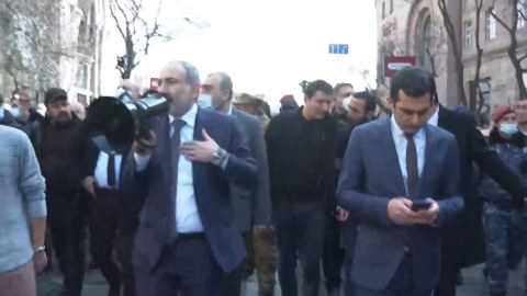 Ermənistan baş naziri tərəfdarları ilə birgə yürüş keçirir - CANLI