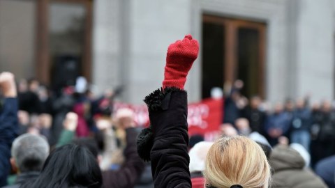 Etirazçılar Yerevanda hökumət binasına daxil oldu