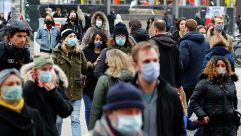 Dünya yenidən qapanmaya gedir – Koronavirus kabusu davam edir