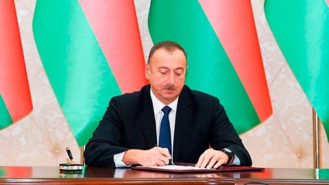 Prezident bu qadınları təltif etdi - Siyahıda tanınmışlar da var