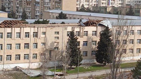 Güclü külək məktəbin dam örtüyünü uçurdu