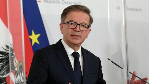 Avstriyanın səhiyyə nazirindən “pandemiyada pandemiya” xəbərdarlığı