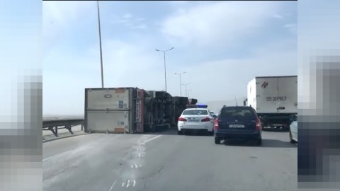 Külək Bakı-Ələt yolunda hərəkət edən TIR-ı aşırdı - FOTO 
