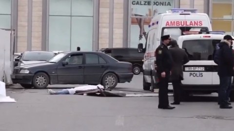 Bakıda qadının üzərinə dəmir düşdü, hadisə yerində öldü
