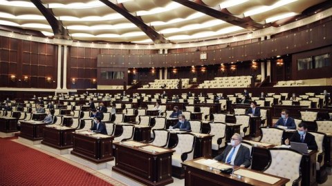 Ombudsmanın illik məruzəsi parlamentin plenar iclasına tövsiyə olundu