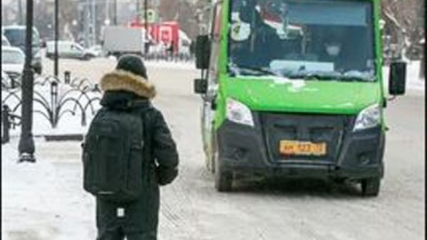 Rusiyada sürücü pulu olmayan şagirdi 20 dərəcə şaxtada avtobusdan düşürdü