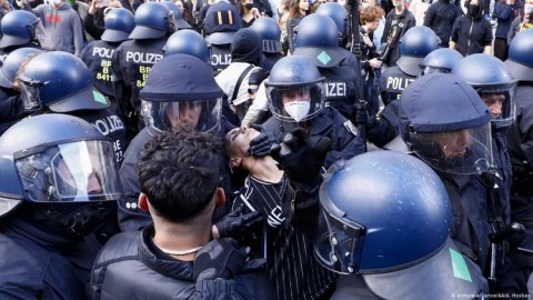 Almaniyada kütləvi aksiya: 12 polisi döydülər