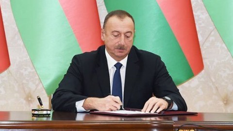Prezident jurnalisti əfv etdi - FOTO