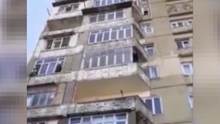 Bakıda intihara cəhdin qarşısı belə alındı - VİDEO