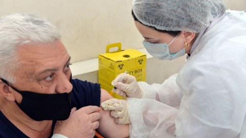 Təhsil işçilərinə vaksinin ikinci dozası vurulur - FOTOLAR