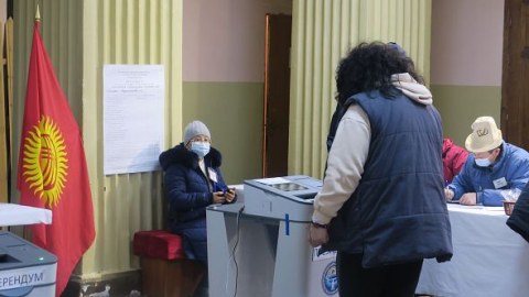 Qırğızıstanda referendum baş tutdu - deputatların sayı azaldılır