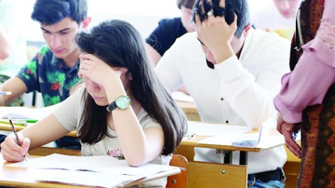 Nəzarətçi buraxılış imtahanında şagirdə kömək etmək istədi - DİM  