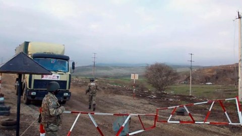 İşğaldan azad edilmiş yerə keçib, polisi maşınla vurdu