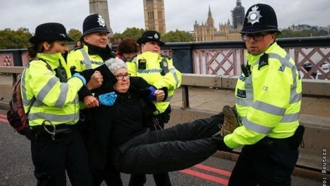 Londonda polisin səlahiyyətlərinin artırılmasına etiraz - 9 nəfər saxlanıldı