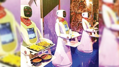 Səudiyyə Ərəbistanında robotlar ofisiantlığa başladı