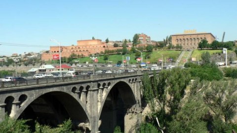 Ermənistanda müharibə iştirakçısı özünü KÖRPÜDƏN ATDI