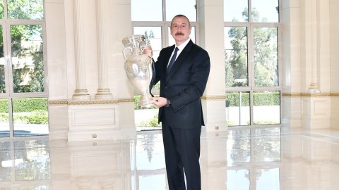 AVRO-2020-nin kuboku İlham Əliyevə təqdim olundu