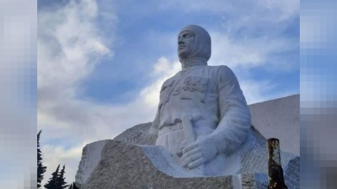 General Muradov Njdenin büstünün sökülməsinə GÖSTƏRİŞ VERİB
