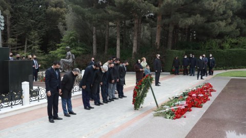 Dövlət Komitəsinin rəhbərliyi və kollektivi Heydər Əliyevin məzarını ziyarət edib