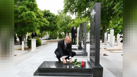 Prezident Vətən Müharibəsi Şəhidlərinin məzarını ziyarət etdi - FOTOLAR