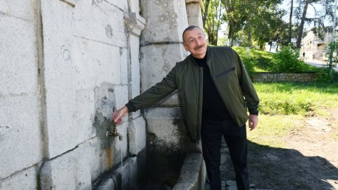 Prezident və ailəsi Şuşada bərpa edilən “Xan qızı” bulağına getdi