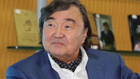 Azərbaycan Oljas Süleymenova “Şərəf” ordeni verdi