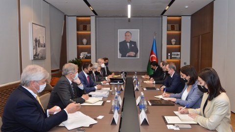Ceyhun Bayramov sərhəddəki gərginliyi müzakirə etdi
