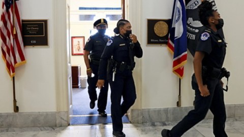 70-dən çox Amerika polisi işdən çıxdı