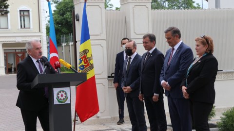 Moldova rəsmisi Azərbaycanı qələbə münasibətilə təbik etdi - FOTO