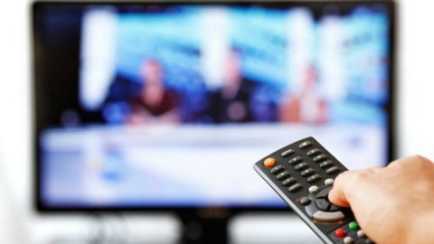 “Özünə hörmət edən telekanallar bu qüsurları nəzərə almalıdır” - Aparıcıların geyiminə REAKSİYA