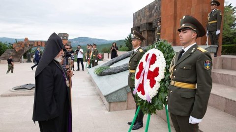 Erməni katolikosu Azərbaycana gəldi – FOTO