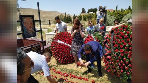 Mehriban Əliyeva Ramiz Əzizbəylinin dəfn mərasiminə əklil göndərib