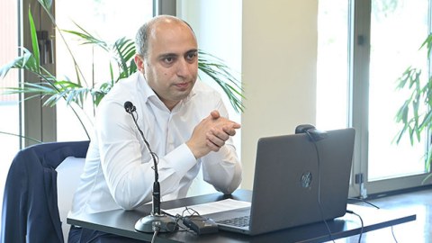 Təhsil naziri canlı yayımda sualları CAVABLANDIRIR