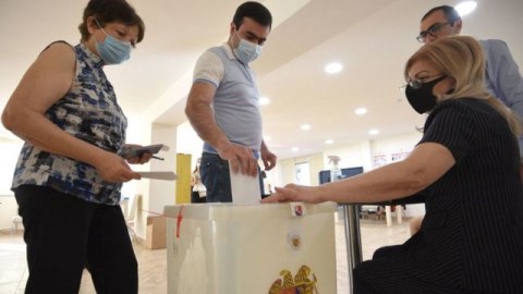 Ermənistanda seçicilərin səsini pulla alan şəxslər SAXLANILDI